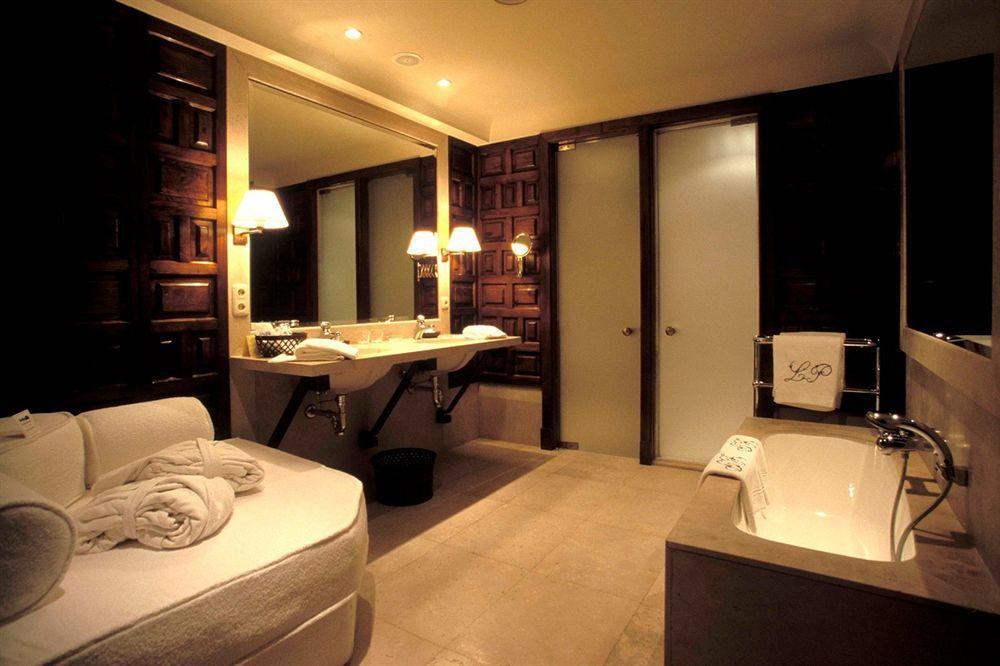 Hotel Landa Burgo Zimmer foto A bathroom at the Mandarin Oriental, Bangkok