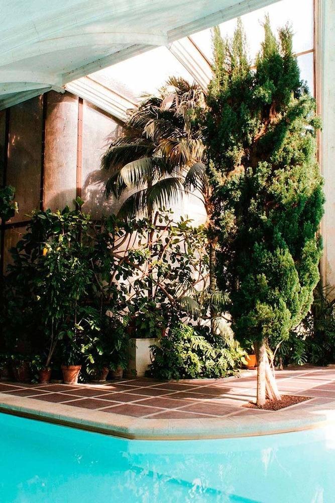 Hotel Landa Burgo Exterior foto The sculpture in 2018