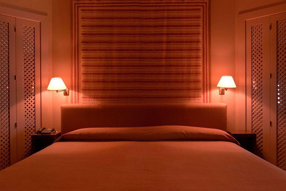 Hotel Landa Burgo Exterior foto A bedroom at the Taj Mahal Palace