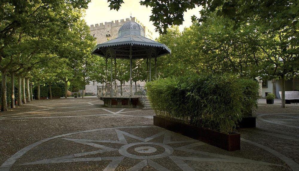 Hotel Landa Burgo Exterior foto The bandstand in the centre of the square
