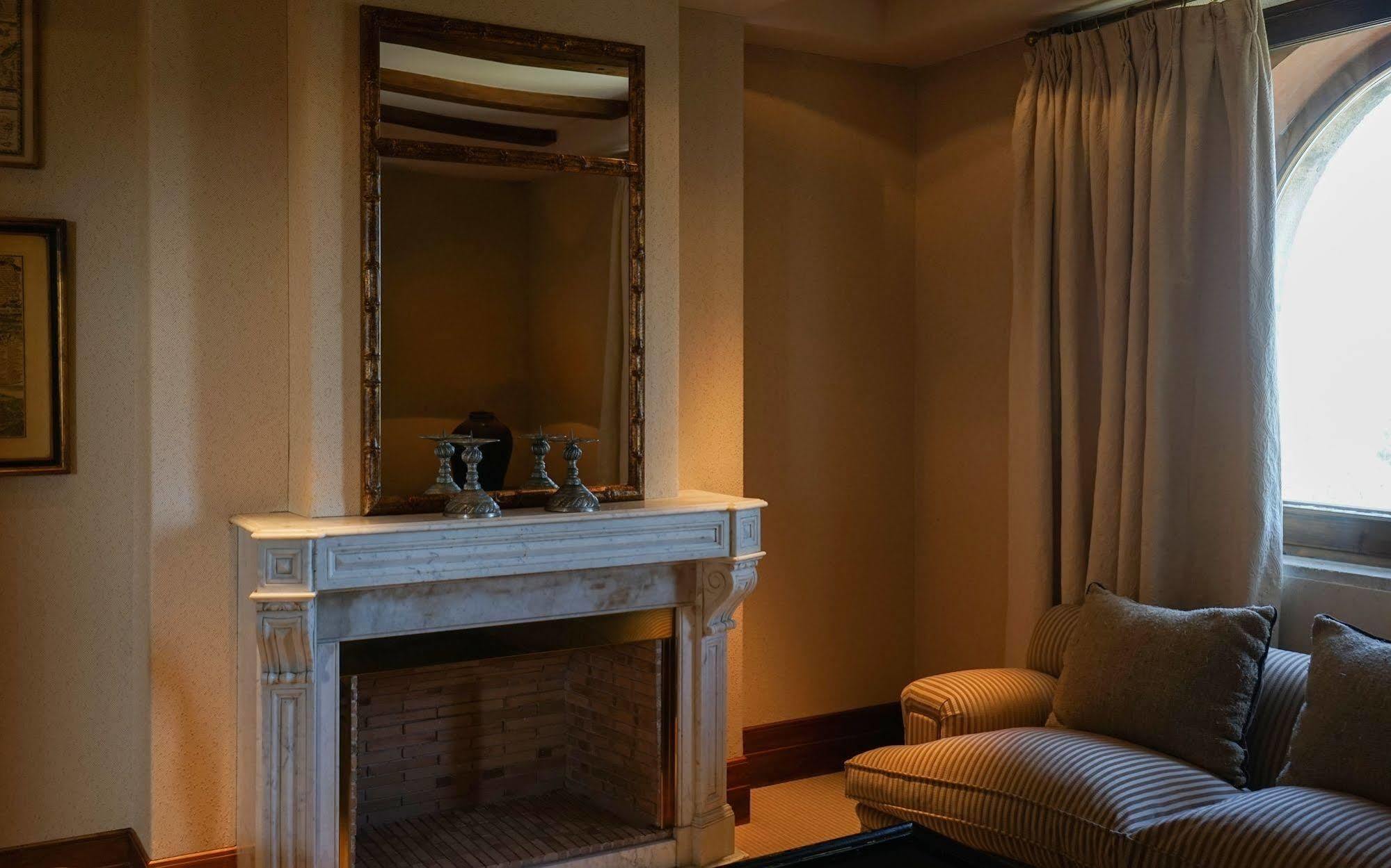 Hotel Landa Burgo Exterior foto A fireplace in a hotel room